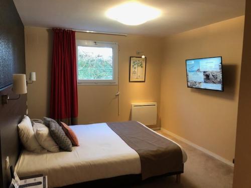Una cama o camas en una habitación de Hôtel Arcadia