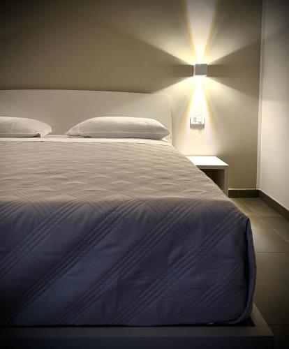 Una cama o camas en una habitación de MP Rooms