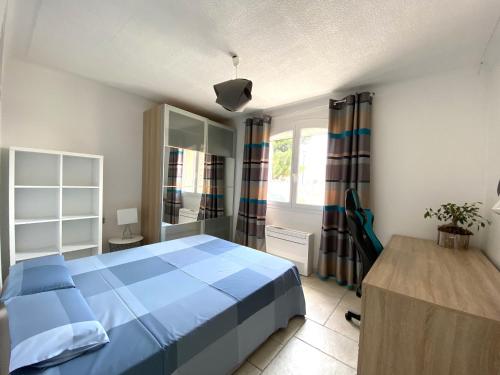 une chambre avec un lit bleu et une fenêtre dans l'établissement La Matriola, à Cabannes