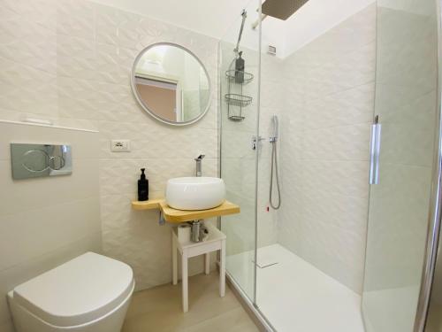 タオルミーナにあるBed and Breakfast Dionisioのトイレ、洗面台、シャワー付きのバスルーム