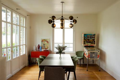 une salle à manger avec une table et des chaises dans l'établissement Beautiful historic villa close to Deauville, à Villers-sur-Mer