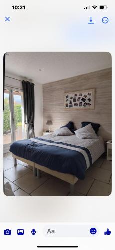 une chambre avec un grand lit avec des draps bleus dans l'établissement Villa Marine de Solaro, à Solaro