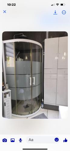 La salle de bains est pourvue d'un miroir et de quelques placards. dans l'établissement Villa Marine de Solaro, à Solaro