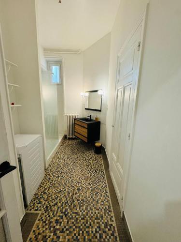 un couloir avec une chambre avec un miroir et une commode dans l'établissement Grand appartement hyper-centre, à Clermont-Ferrand