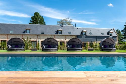 une maison avec une piscine devant dans l'établissement Maisons H Normandie, à Cricquebœuf