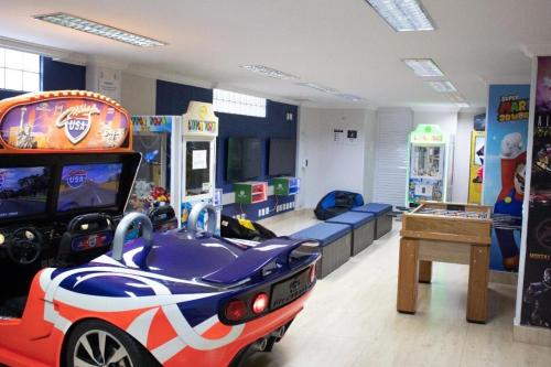 a childrens room with a video game and a toy car at Golden Dolphin Grand Hotel piscinas 24 hs MP in Caldas Novas