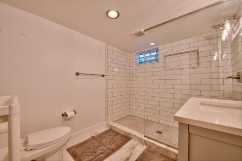 Un baño blanco con inodoro y lavabo. en The Nokomis Family Nest, en Minneapolis