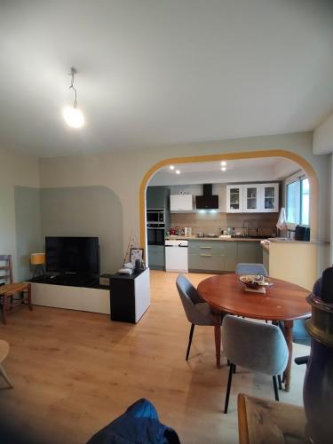 un salon avec une table et une cuisine dans l'établissement logement centre ville, au Mans