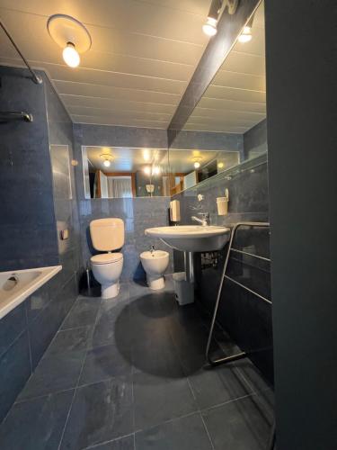 een badkamer met twee toiletten en een wastafel bij Euro Residence in Lignano Sabbiadoro