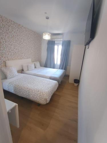 Ένα ή περισσότερα κρεβάτια σε δωμάτιο στο Hostal Flat55Madrid