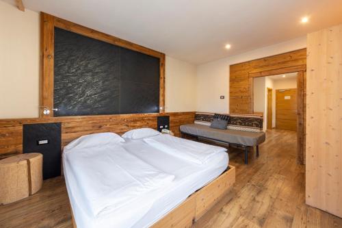 a bedroom with a bed and a chalkboard on the wall at Park Hotel Avisio in Soraga