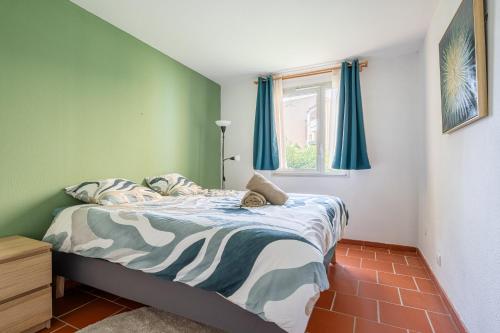 une chambre avec un lit aux murs verts et une fenêtre dans l'établissement Le Mountadou par Dodo à Cassis, à Cassis