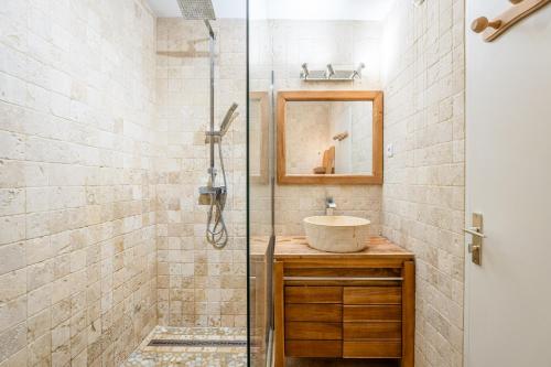une salle de bain avec un lavabo et une douche dans l'établissement Le Mountadou par Dodo à Cassis, à Cassis