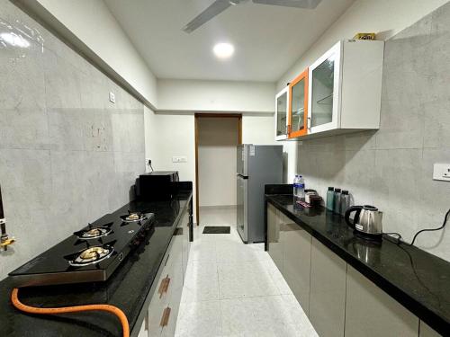 Η κουζίνα ή μικρή κουζίνα στο Vibrant 2 BHK Apt Near Airport