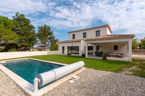 a house with a swimming pool in the yard at La Fontaine de Mayol in Sablet