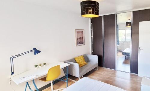 un salon avec un bureau et une chaise dans l'établissement Gd Appartement climatisé, 5 personnes, 15 min a pied de la place de la Comédie, 15 min en voiture des plages, à Montpellier
