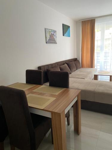 a living room with a couch and a table at Prenoćište Silver Lux Srebrno Jezero 11 in Veliko Gradište