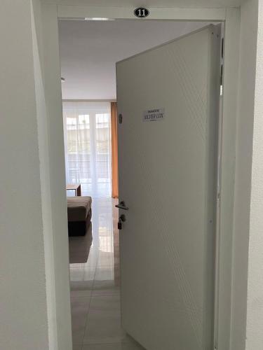 a white door with a sign on it in a room at Prenoćište Silver Lux Srebrno Jezero 11 in Veliko Gradište