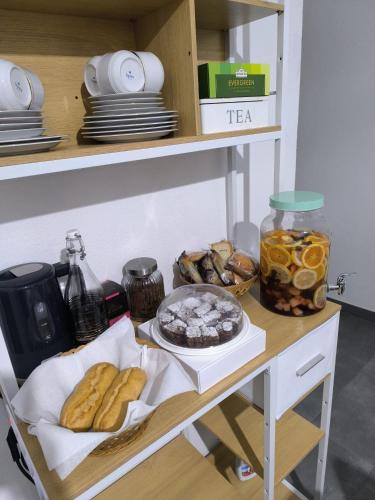 een tafel met brood en ander eten op een plank bij B&b S'Erbei Niedda Guesthouse in Seùlo