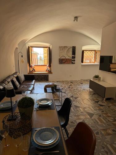 a living room with a couch and a table at Bilocale vista mare nel borgo di Campiglia Marittima in Campiglia Marittima