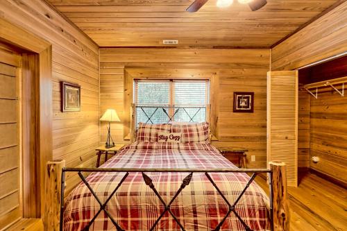 Postel nebo postele na pokoji v ubytování Secluded Mountain Lodge w King Beds Game Room Hot Tub Firepit 2 miles to Helen,GA