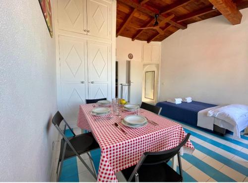 un tavolo con una tovaglia a scacchi rossa e bianca di La Casa degli Affreschi a Sperlonga