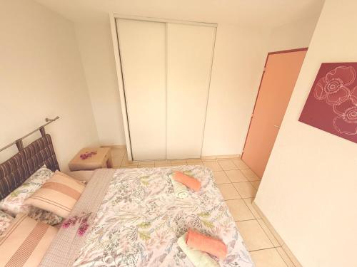 a bedroom with two beds and a closet at Villa le Castellet et proche circuit Paul-Ricard à 20 mn de la Mer in Signes