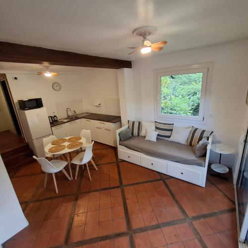 un salon avec un canapé et une table dans l'établissement Le six cent dix huit, à Mauves-sur-Loire