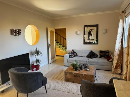 un salon avec un canapé et une table dans l'établissement Entre mer et montagne, à Maureilhan-et-Raméjan