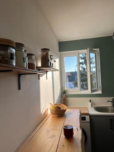 - une cuisine avec une table en bois et un évier dans l'établissement Appartement 2 chambres, centre ville, proche mer, à Saint-Nazaire