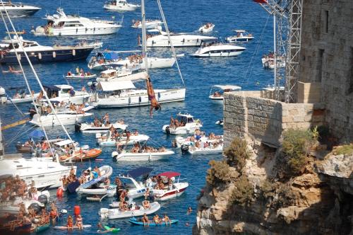 a group of boats in the water with people on them at Lo scrigno dei sogni in Polignano a Mare