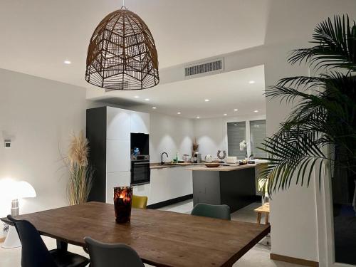 Il comprend une salle à manger et un salon avec une table et une cuisine. dans l'établissement 4 bedroom house Le Cannet, au Cannet