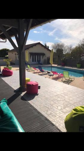- un groupe de chaises et une piscine dans l'établissement Maison de campagne Piscine, jacuzzi 2P Monflanquin, à Savignac-sur-Leyze