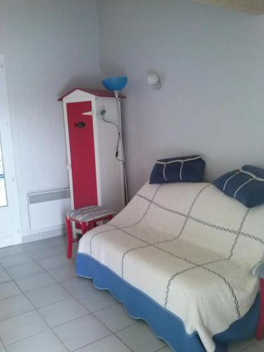 une chambre avec un lit et une armoire rouge dans l'établissement Entre mer et centre-ville, à La Tranche-sur-Mer