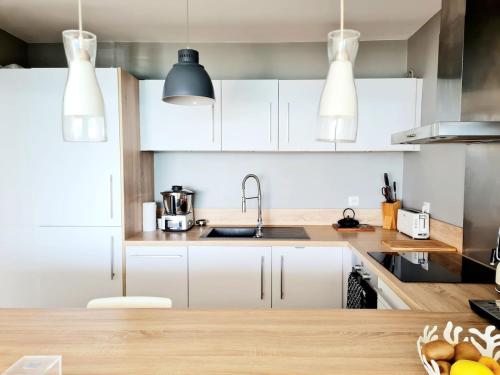 Køkken eller tekøkken på Splendide appartement face à la mer, parking, wifi