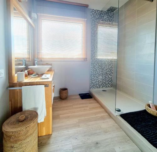 Et badeværelse på Splendide appartement face à la mer, parking, wifi