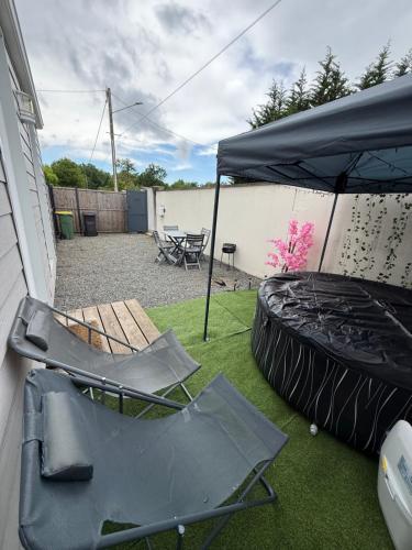a patio with two chairs and a tent at Agréable Studio proche Aéroport de Bordeaux in BOD
