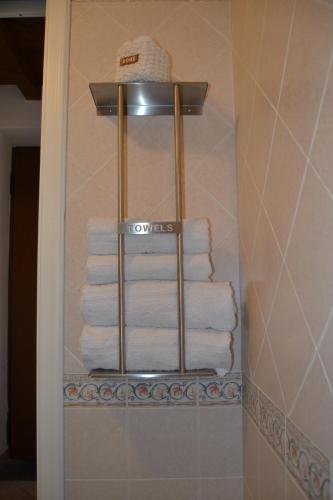 メナッジョにあるMarta's Sweet Homeのバスルームのタオル掛けにタオルを積み重ねます。