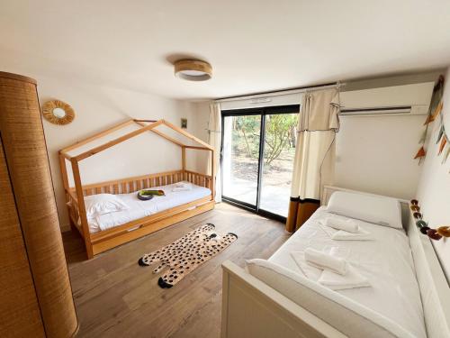 une chambre avec un lit et une porte coulissante en verre dans l'établissement Villa avec piscine, plage Sud, à Lacanau