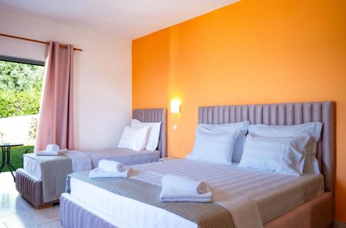 Una cama o camas en una habitación de Crystal Blue Hotel, Barbati