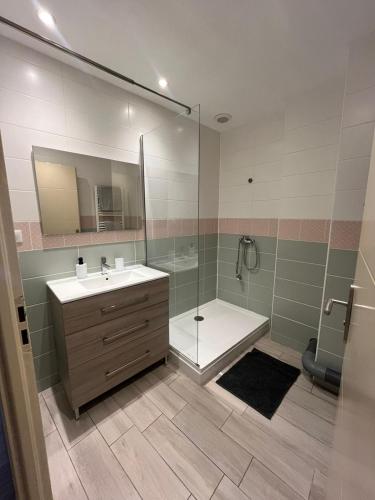 une salle de bain avec une douche, un lavabo et une baignoire dans l'établissement Le magasin, à Argelès-sur-Mer