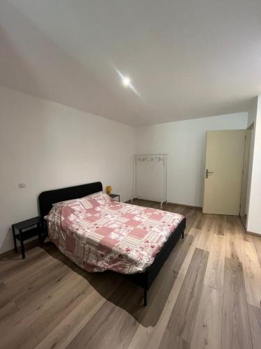 - une chambre avec un lit et une porte dans l'établissement Le magasin, à Argelès-sur-Mer