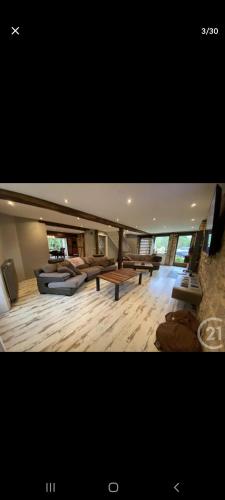 un grand salon avec un canapé et une table dans l'établissement Moulin de Sauvagette, à Saillenard