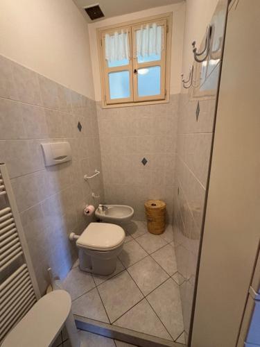 une salle de bain avec toilettes et fenêtre dans l'établissement Menton apartment with large terrace, à Menton