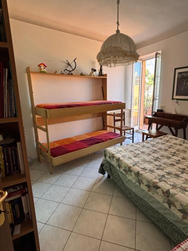 - une chambre avec deux lits superposés et un lit dans l'établissement Menton apartment with large terrace, à Menton