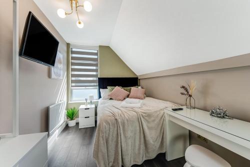 Ένα ή περισσότερα κρεβάτια σε δωμάτιο στο Bright and Cosy Studio - Excellent Location 9