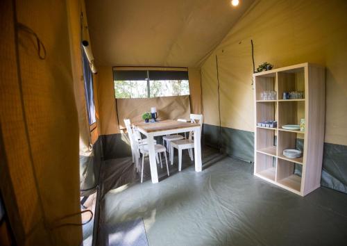 a table and chairs in a tiny house at Luxe 5 persoons safaritent in Anna Paulowna