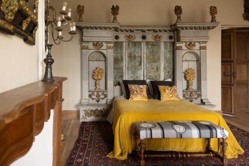 Château de LARNAGOL في Larnagol: غرفة نوم بسرير كنج مع بطانية صفراء