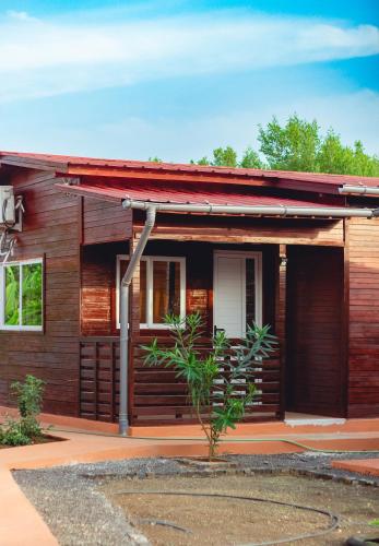 a wooden house with a red roof at Beachbungalows in Guadalupe