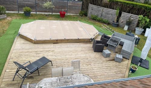 une vue aérienne d'une cour arrière avec un matelas sur une terrasse dans l'établissement 3 chambres 24 heures, à Mulsanne